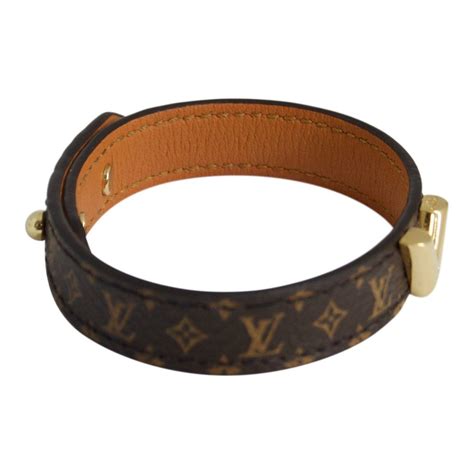 bracciale louis vuitton essential v|louis vuitton v bracelet silver.